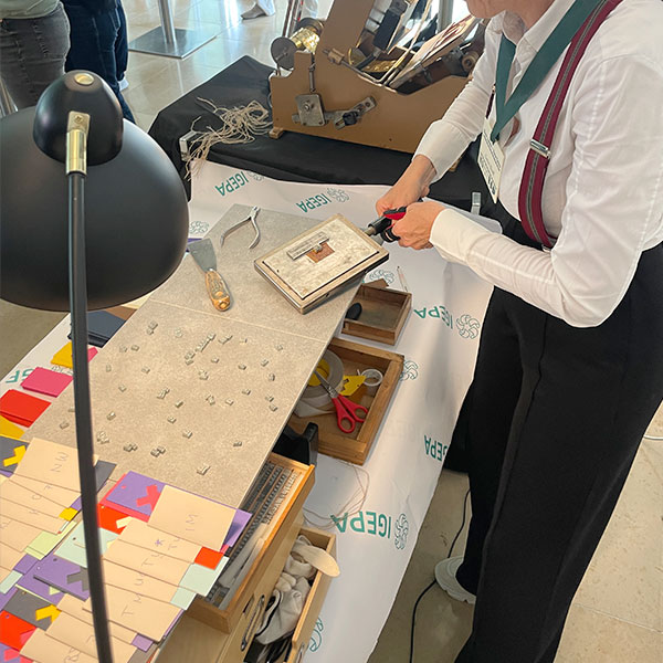 Praegekontor | Live-Personalisierung für Events | Live Prägen | Heißfolienprägung | Papier & Karton Praegekontor | Live-Personalisierung für Events | Live Prägen | Heißfolienprägung | Papier & Karton